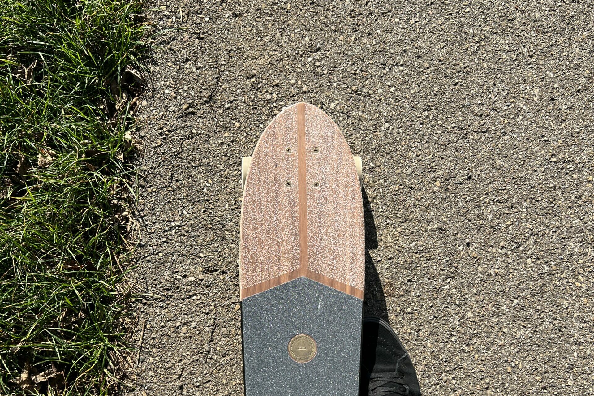 Ein Dingy Board welches mit einem rechten Fuß in Vans sk8 high gehalten wird.