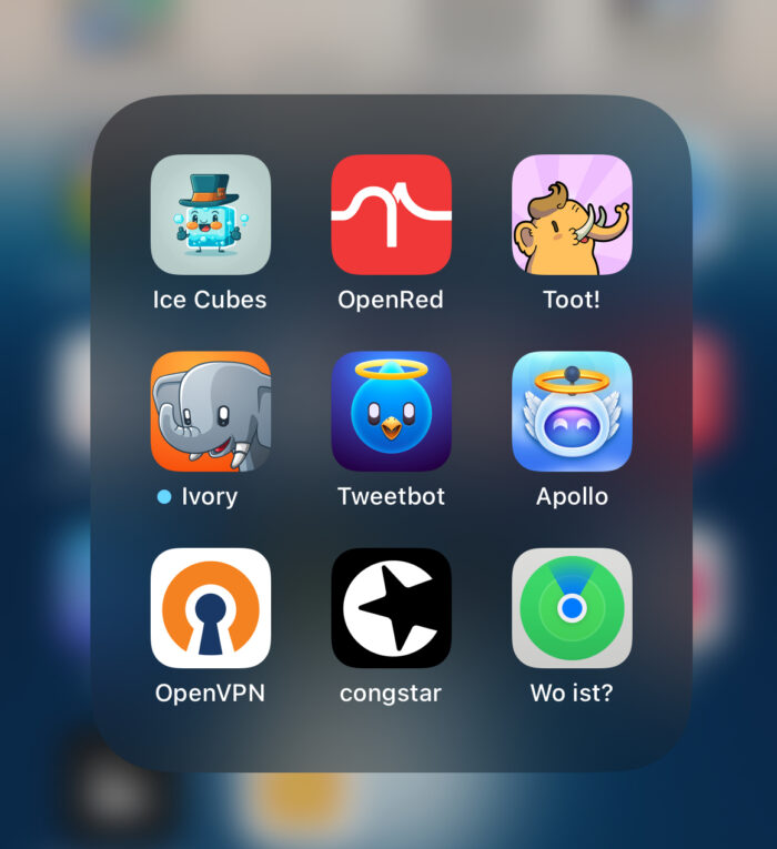 Das Bild ist ein Screenshot von verschiedenen Anwendungen auf einem Mobiltelefon, darunter Ice Cubes, OpenRed, Toot!, Ivory, Tweetbot, Apollo, OpenVPN, congstar und Wo ist? Bei den gezeigten Apps handelt es sich um Social Clients, eine VPN-App, eine App eines deutschen Mobilfunkanbieters und eine Standort-App von Apple. Das Bild zeigt Logos und Computersymbole auf einer grafischen Benutzeroberfläche.